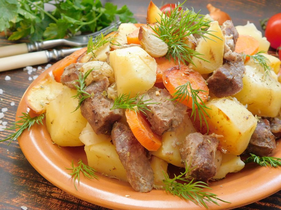 Картофель тушеный с грибами и луком