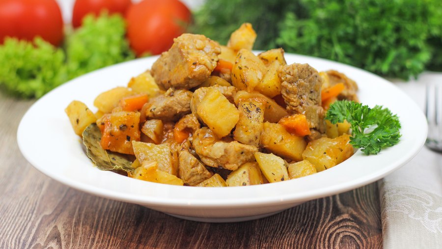 Курица с овощами на сковороде