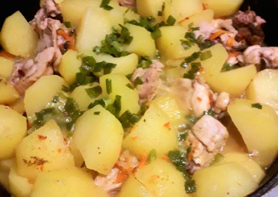 Картошка тушеная с куриной печенью
