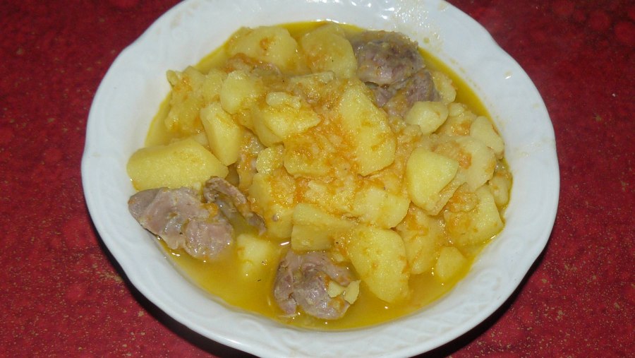 Куриные желудки с картошкой тушеные