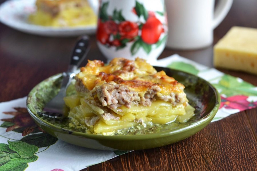 Запеканка из курицы с картошкой в духовке с помидорами и сыром