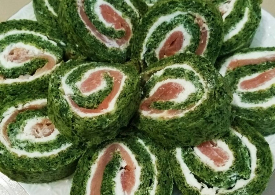 Шпинатный рулет с красной рыбой