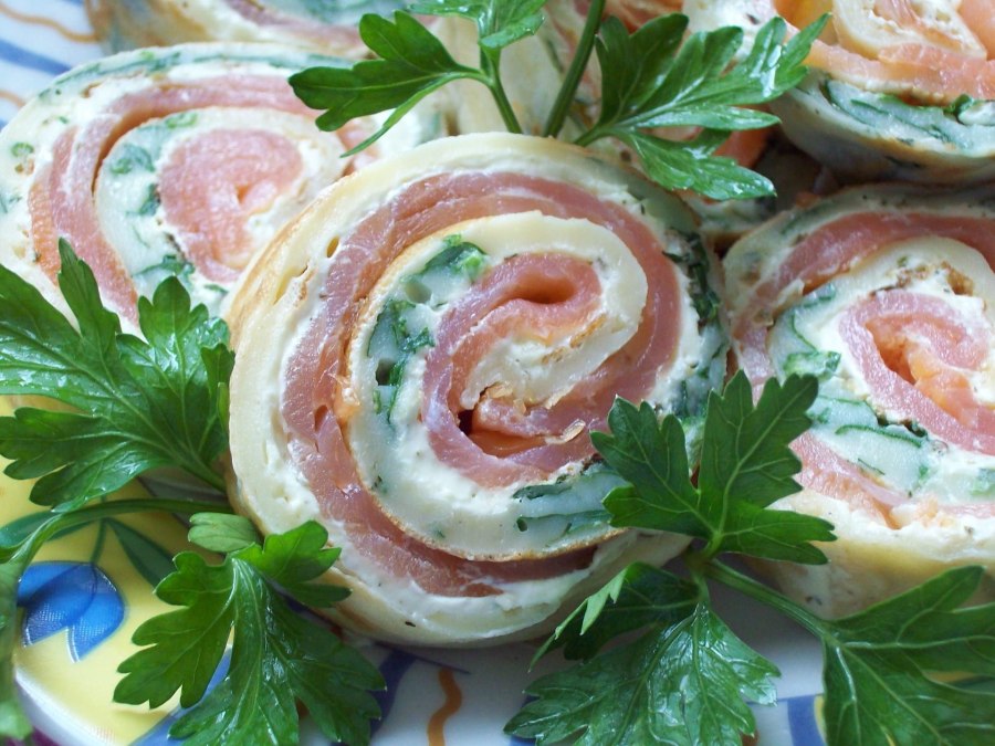 Рулет из лаваша с красной рыбой и плавленным сыром