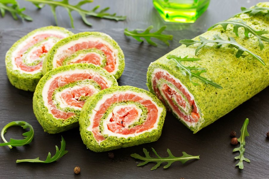 Шпинатный рулет с красной рыбой