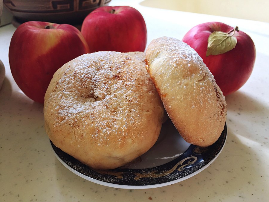 Пирожки булочки с яблоками