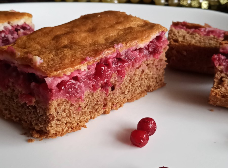 Пирог с брусникой и сметаной