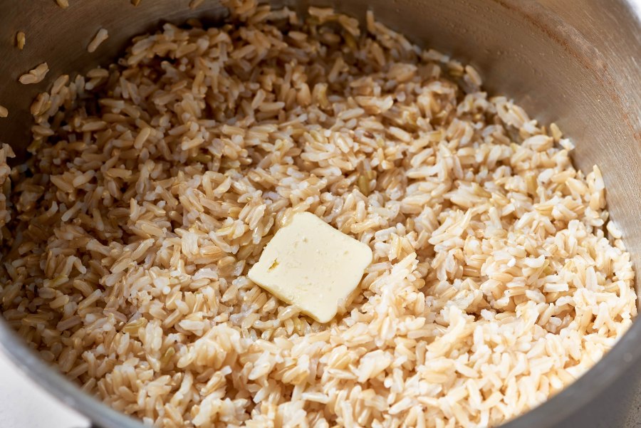 Бурый рис отварной. Бурый рис вареный. Бурый рис готовый. Бурый рис приготовленный.