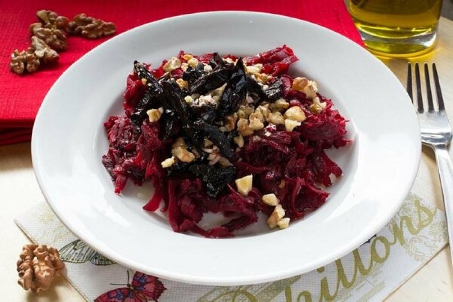 Салат из свёклы с черносливом и грецким орехом чесноком