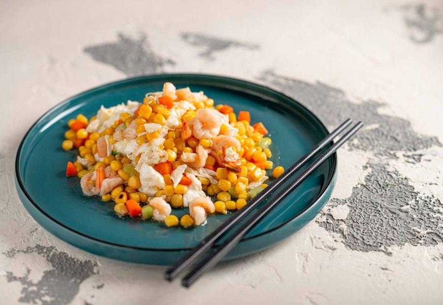 Салат с креветками и рисом и кукурузой