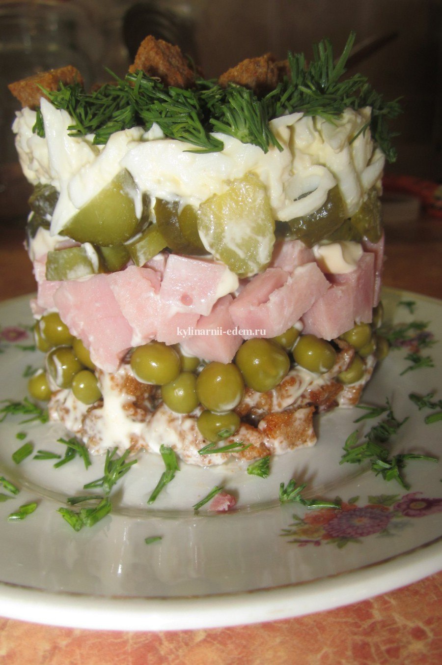 Салат с сухариками и солеными огурцами