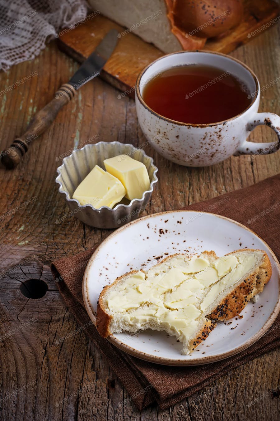 Чай и хлеб с маслом