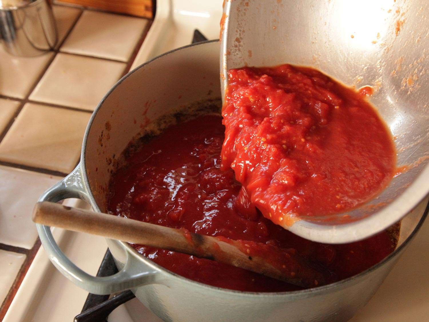 Домашний кетчуп приготовление рецепт. Балтимор аджика. Кетчуп из помидоров. Домашний кетчуп из помидор на зиму. Домашний соус из помидор.