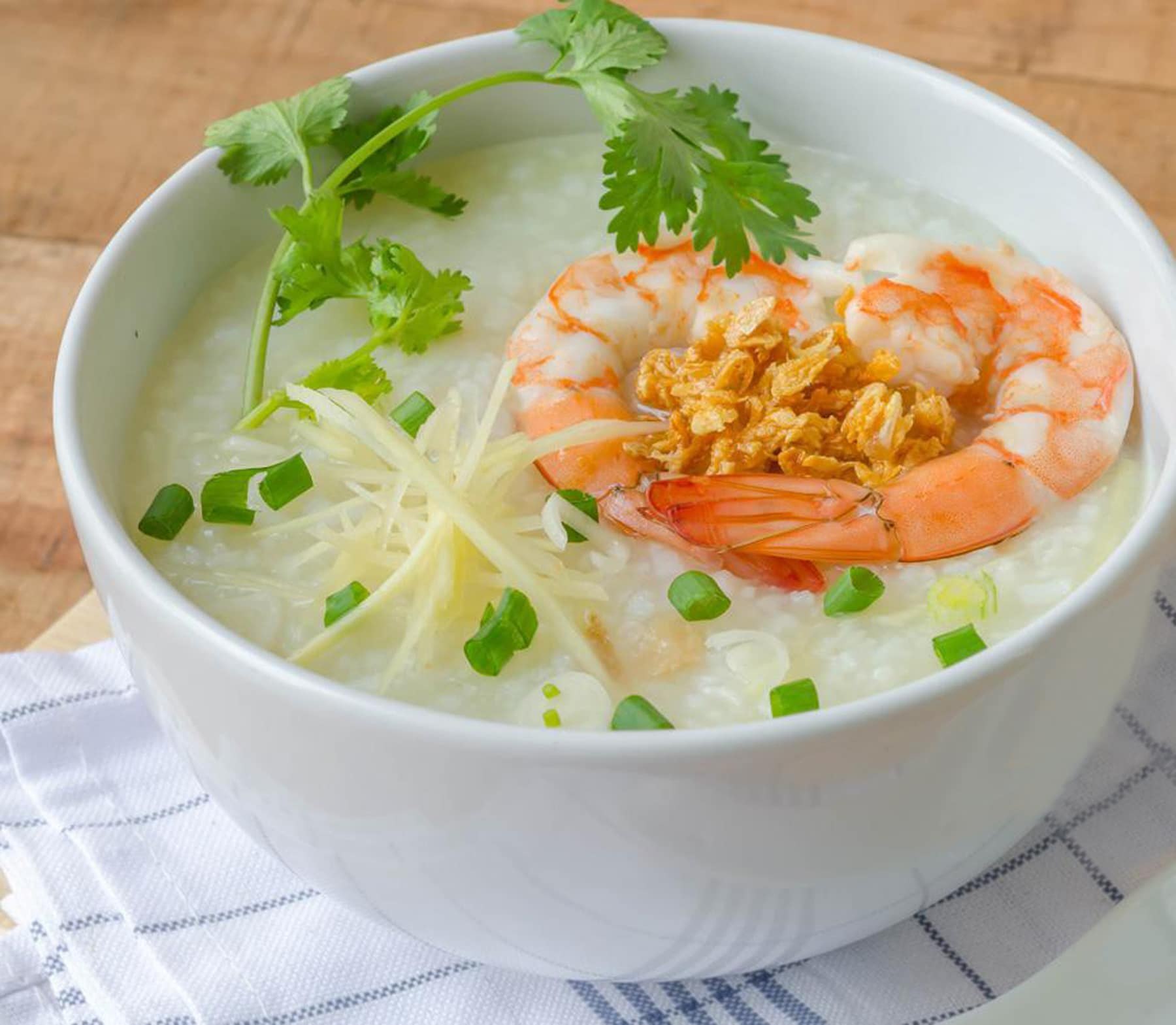 Как есть суп с рисом. Тайский рисовый суп. Рисовый суп с креветками. Суп с креветками и рисом. Тайский суп с креветками.