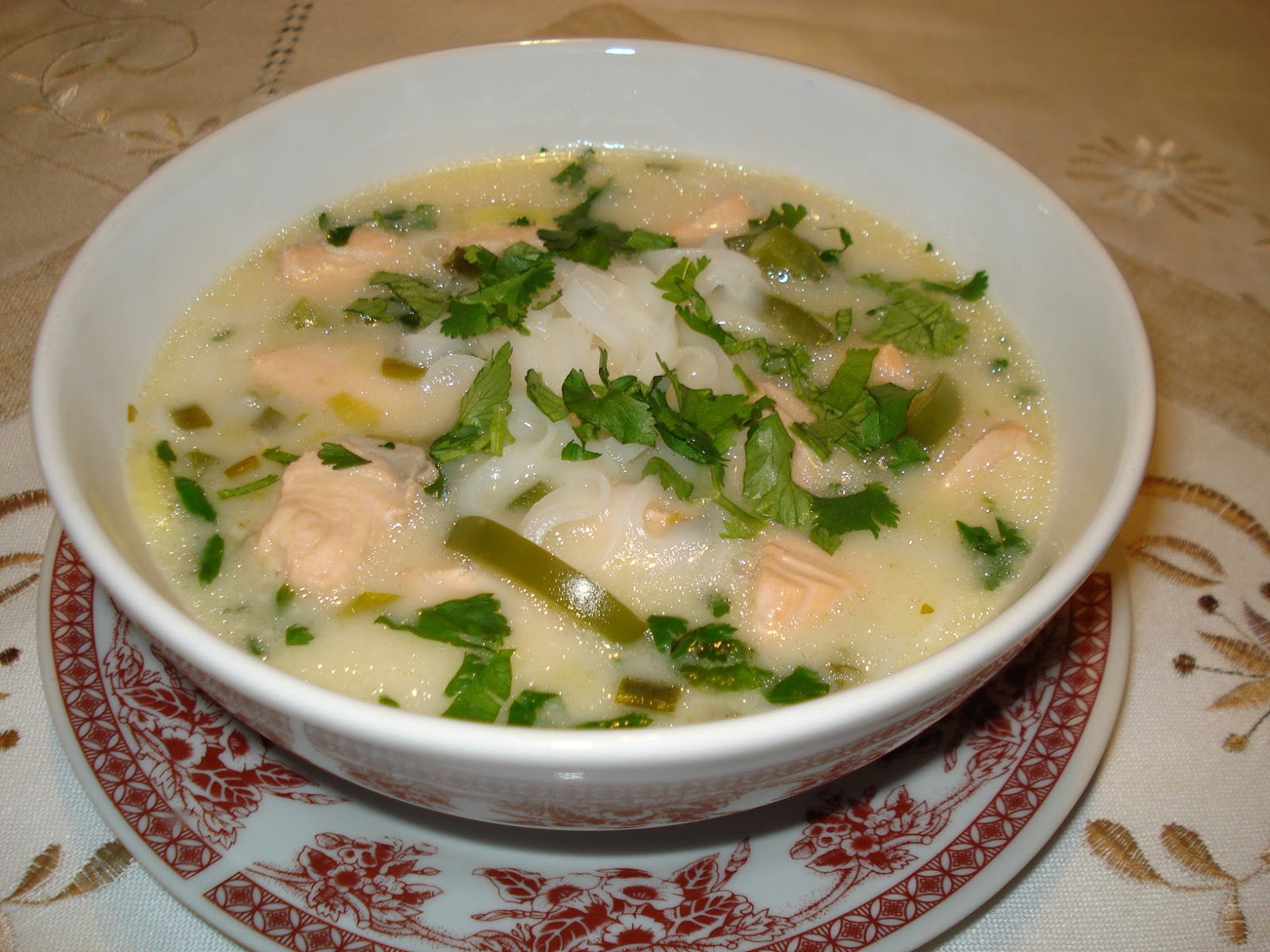 Как есть суп с рисом. Тайский рисовый суп. Молочный рыбный суп. Рыбный суп с рисом. Рыбный суп на молочной основе.