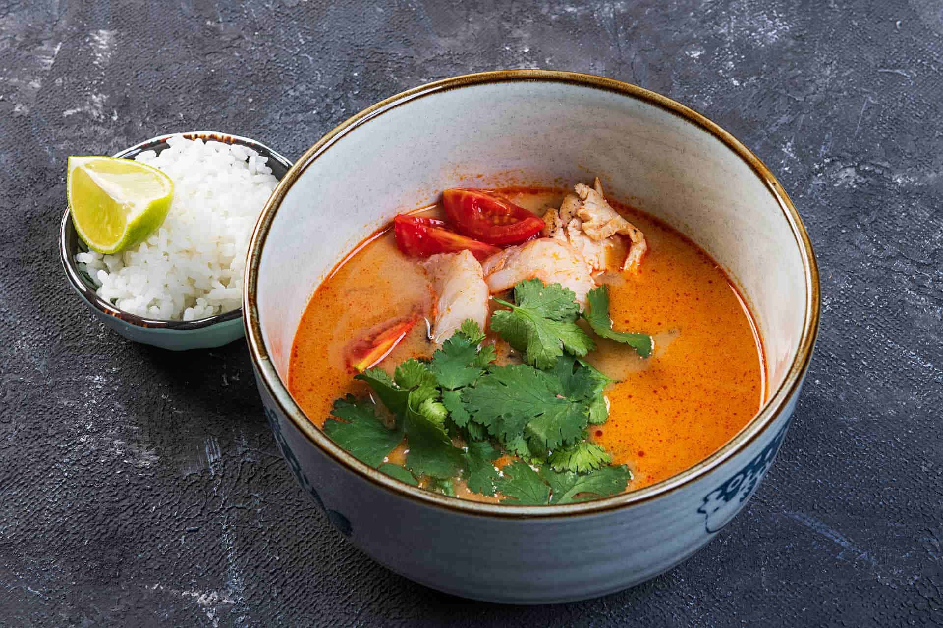 Суп том ям с рисом как есть. Суп том ям. Тайский суп. Тайский суп том ям. Суп том ям с креветками.