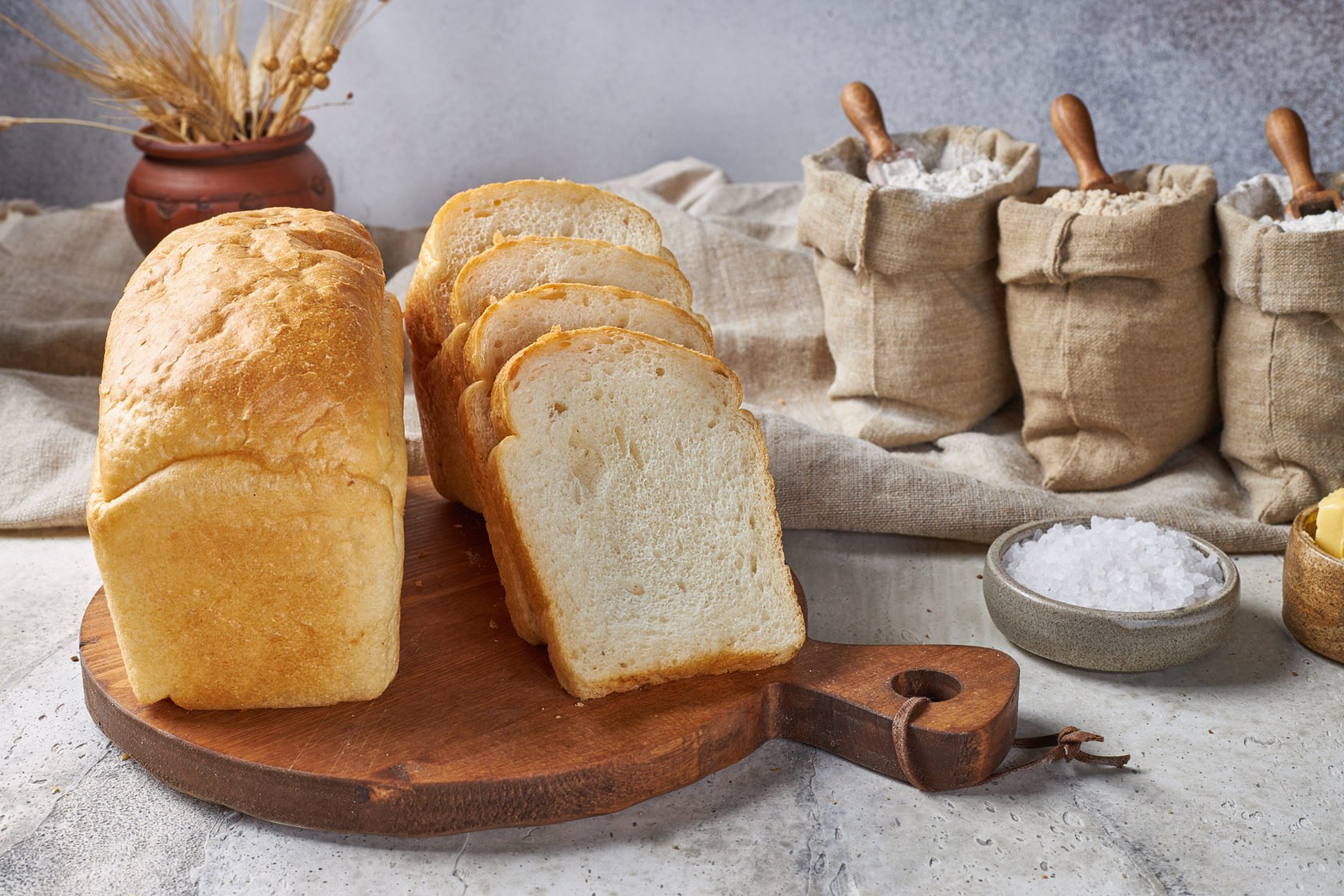 Приготовление хлеба из пшеничной муки. Формовой хлеб. Пшеничный хлеб. Белый хлеб. Выпечка пшеничного хлеба.