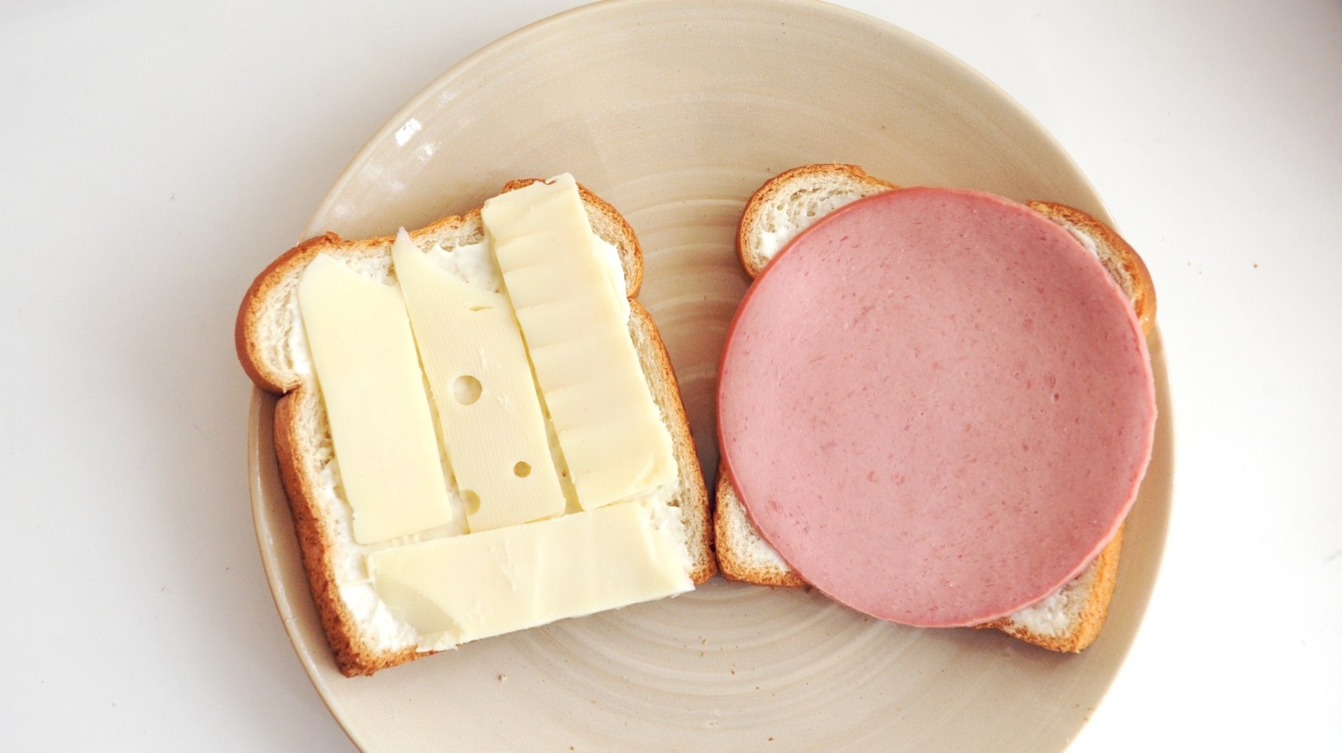 Чай сахар колбаса сыр хлеб. Бутерброд с колбасой. Бутерброд с колбасой и сыром. Бутерброд с маслом и колбасой. Бутерброды открытые простые.