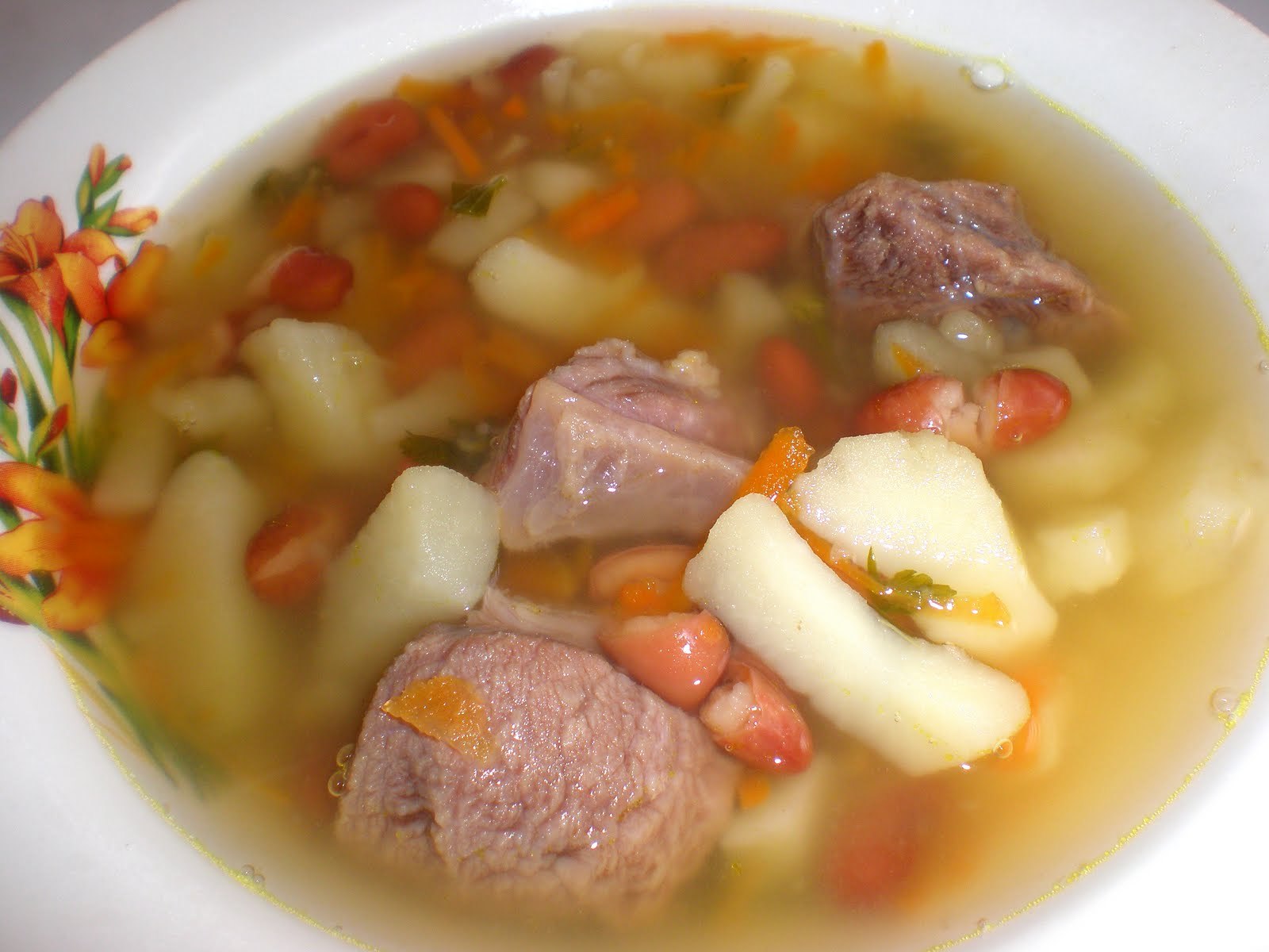 Суп картошка с мясом говядины. Суп с мясом. Суп из говядины. Говядина для супа. Мясо на суп говядина.