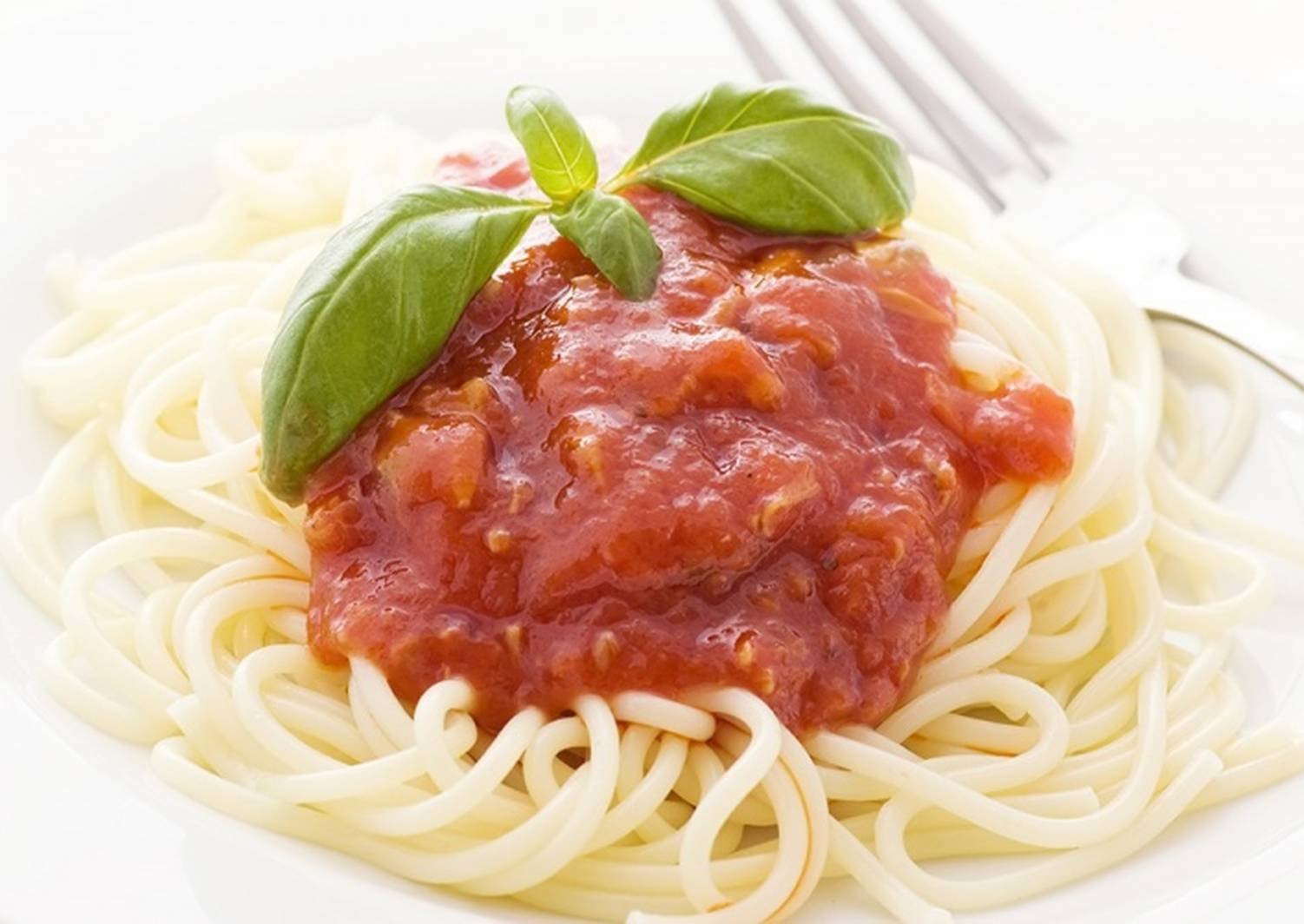 Вкусный соус для пасты. Спагетти Аль Помодоро. Тальолини с томатным соусом и базиликом. Спагетти в томатном соусе. Паста с томатным соусом.