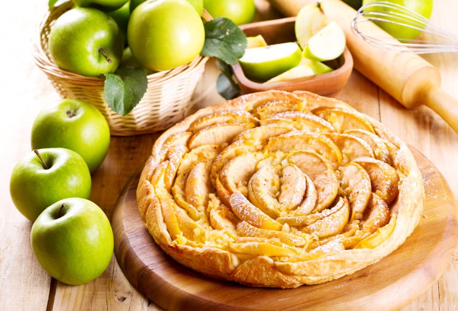 Слойки с яблоками