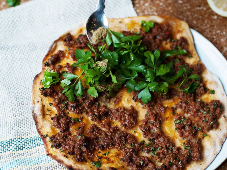 Турецкое блюдо мясо в лаваше