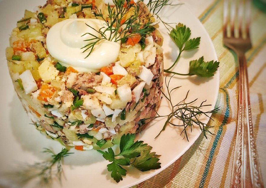 Копченая скумбрия с салатом и картофелем