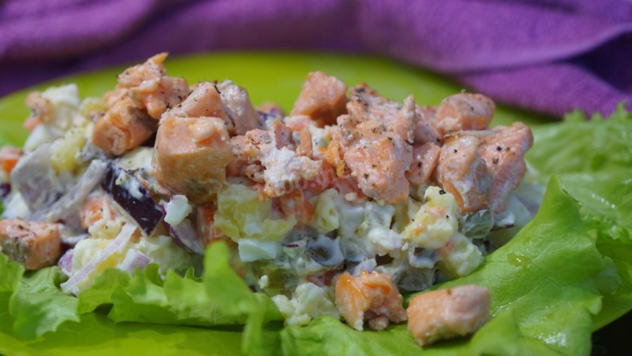 Салат с рыбой и картошкой