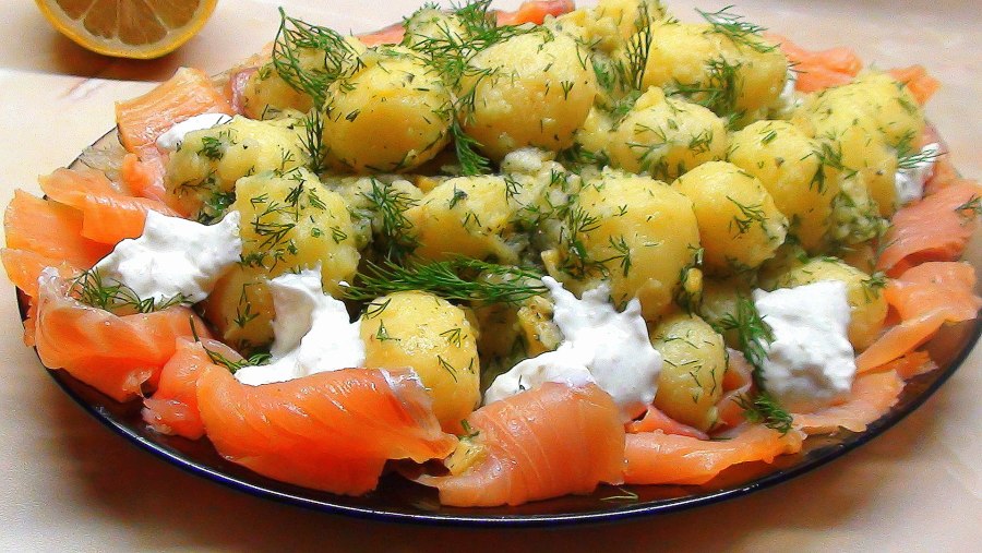 Салат с слабосоленой семгой и картофелем