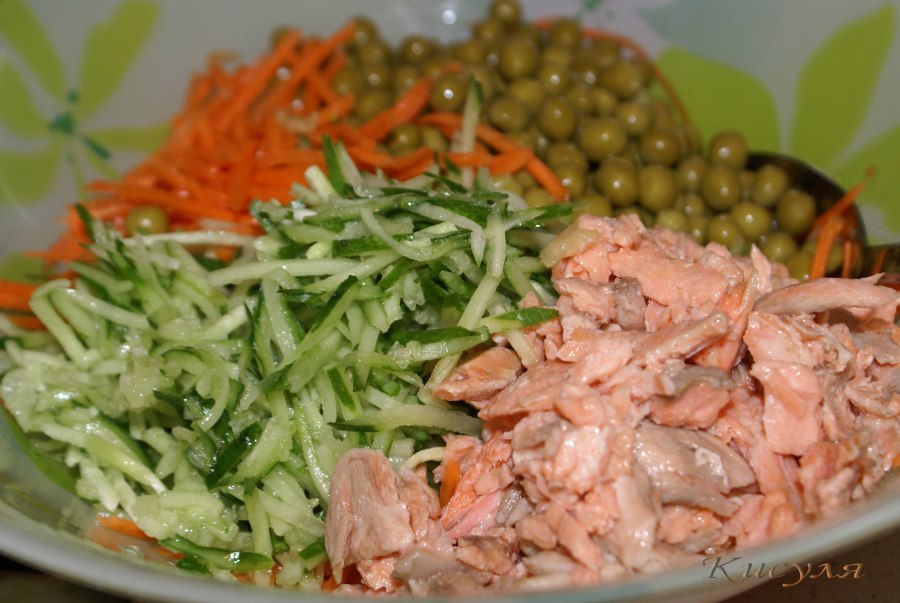 Салат с красной рыбой рисом и яйцом