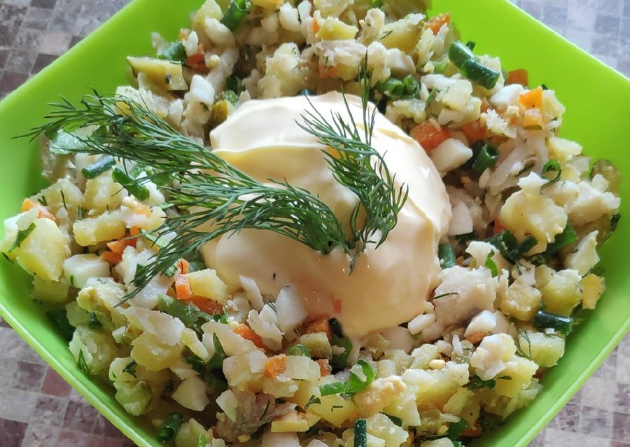 Салат домашний с картофелем и зелёным луком