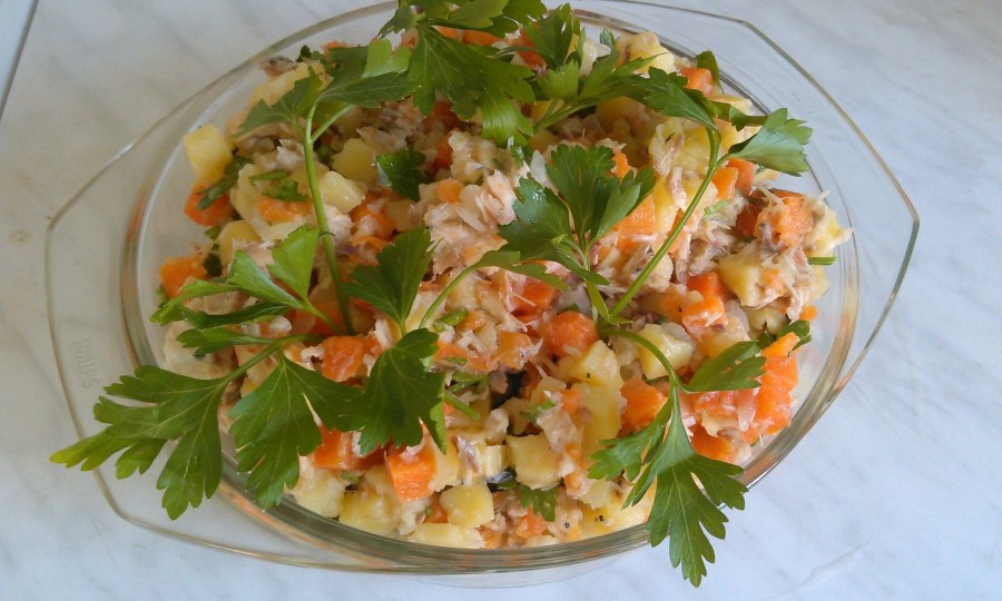 Салат с рыбой и овощами