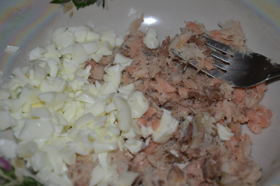 Салат с копченой рыбой