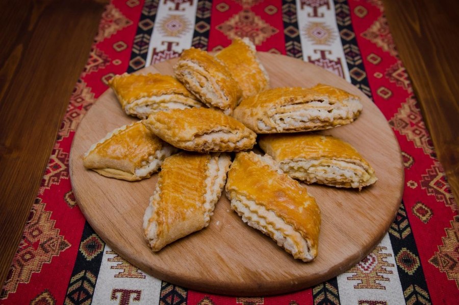 Пирожки с мясом из слоеного теста