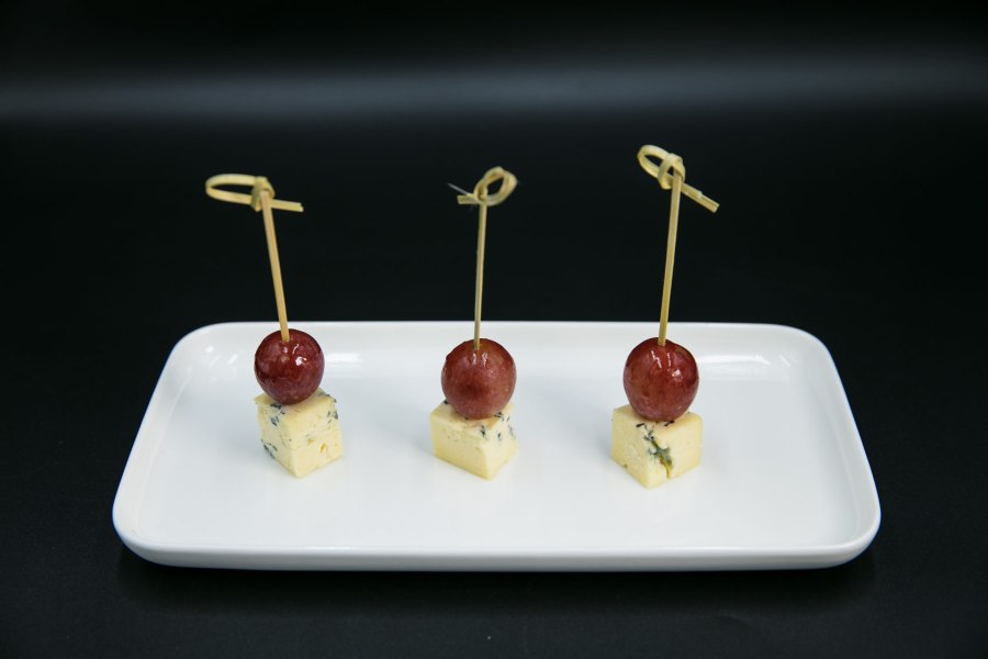 Канапе Бри с клубникой