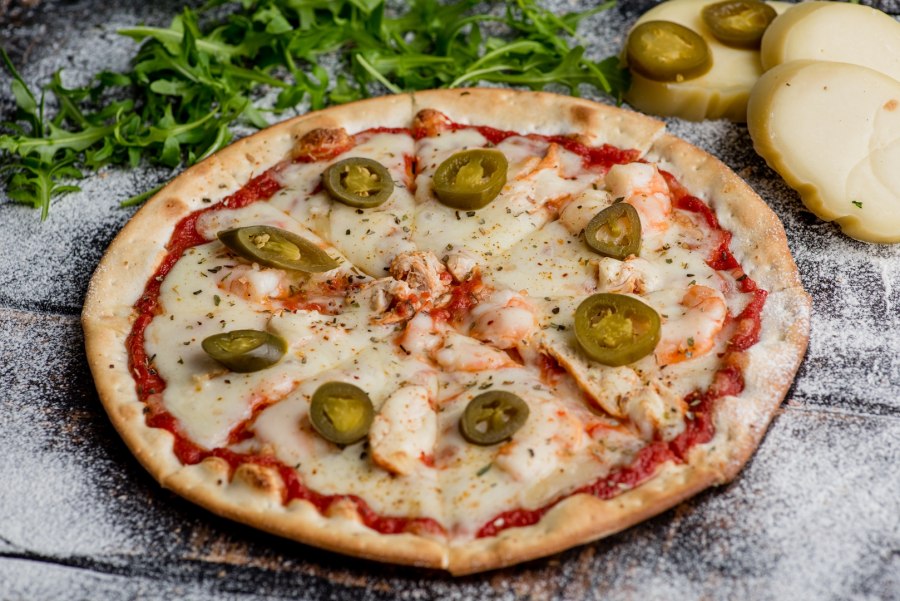 Пицца с кукурузой и колбасой