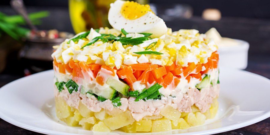 Салат Обжорка с курицей и солеными огурцами