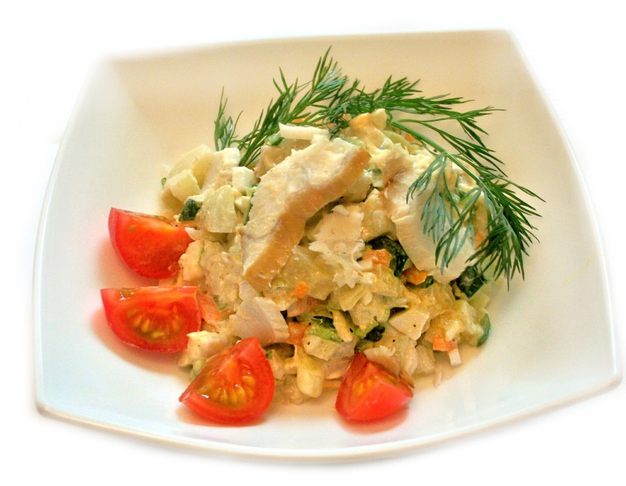 Салат из печени трески с кукурузой
