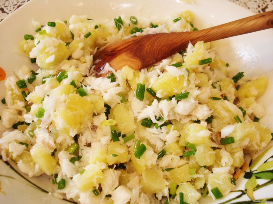 Салат с печенью трески, картофелем, яйцом т икрой красной