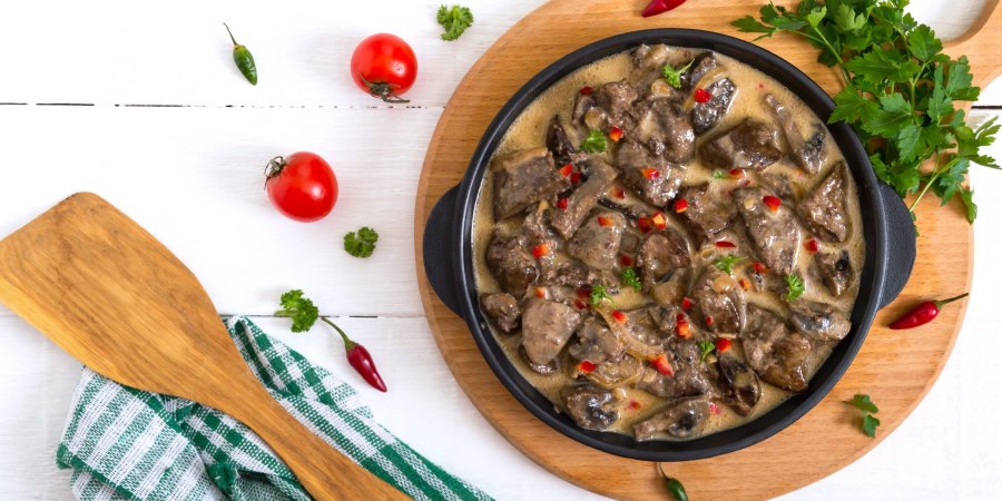 Рагу из курицы с картошкой и овощами в кастрюле