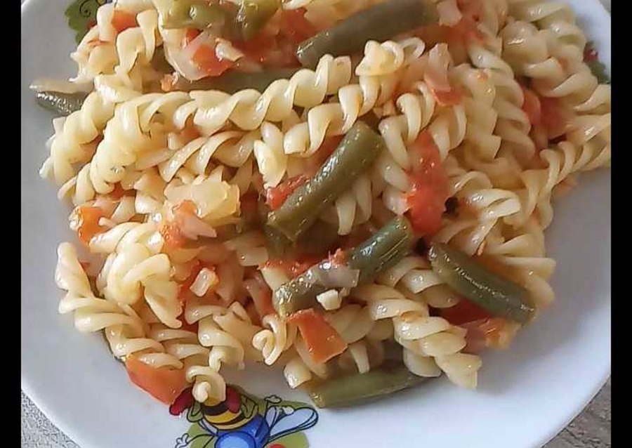Салат с макаронами и фасолью