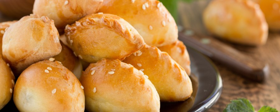 Слойки с сыром ветчиной и кунжут