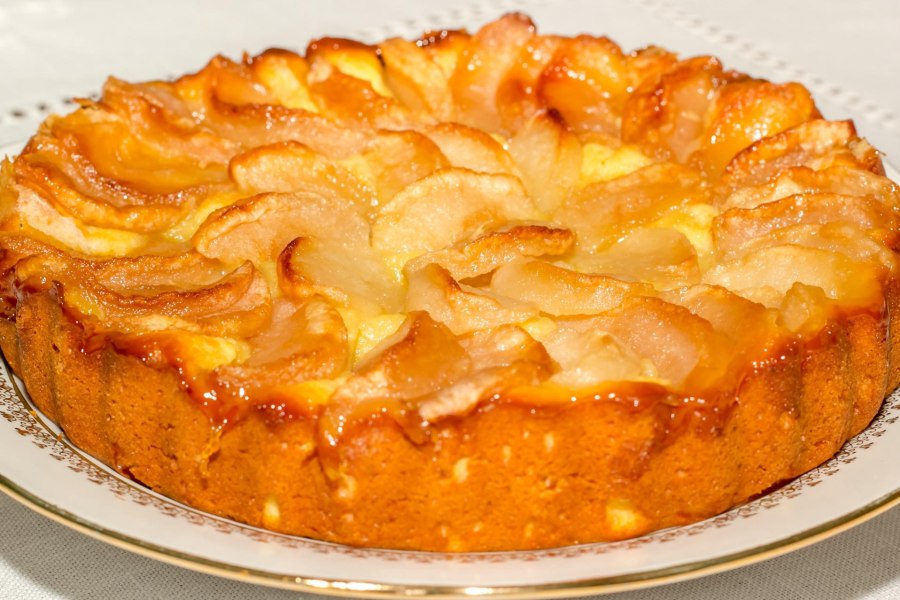 Шарлотка с яблоками и корицей