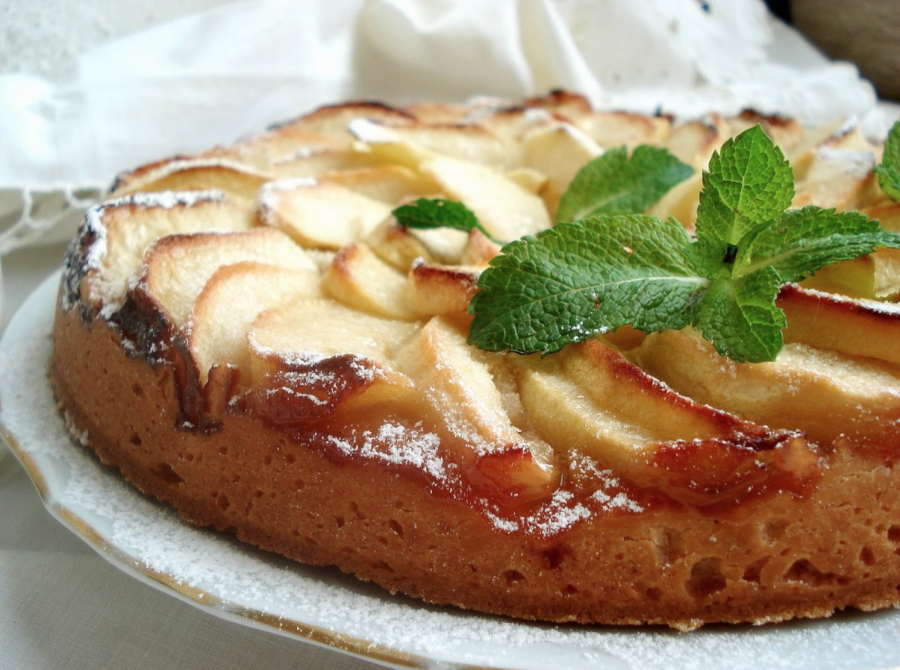 Шарлотка с творогом и яблоками