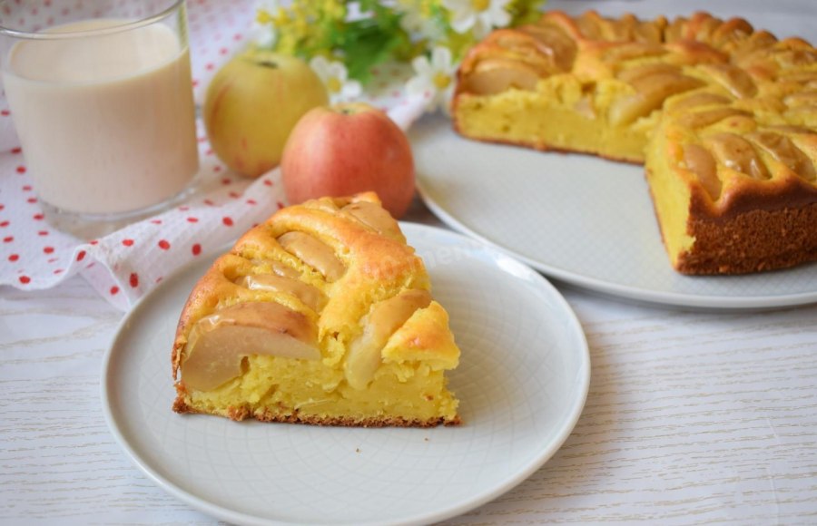 Шарлотка с яблоками