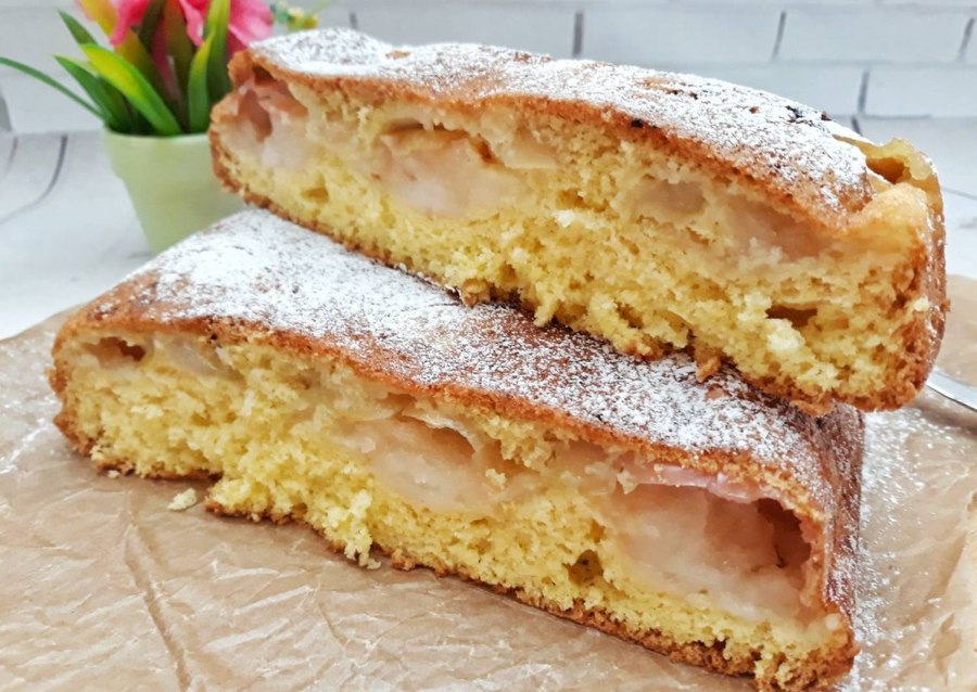 Шарлотка на сгущенке с яблоками