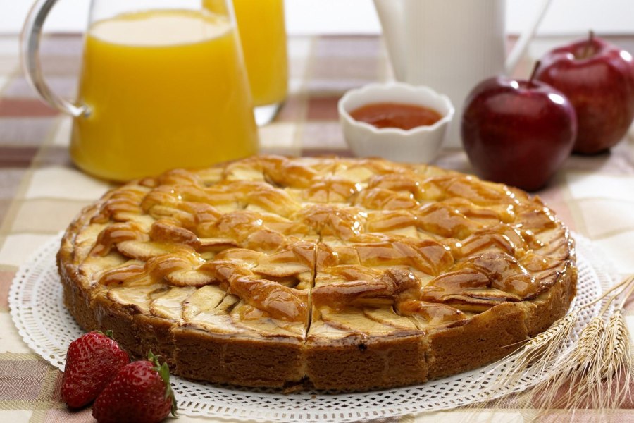 Шарлотка из батона с яблоками