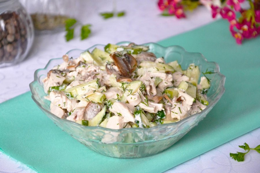Салат с сухариками и копченой курицей и помидорами