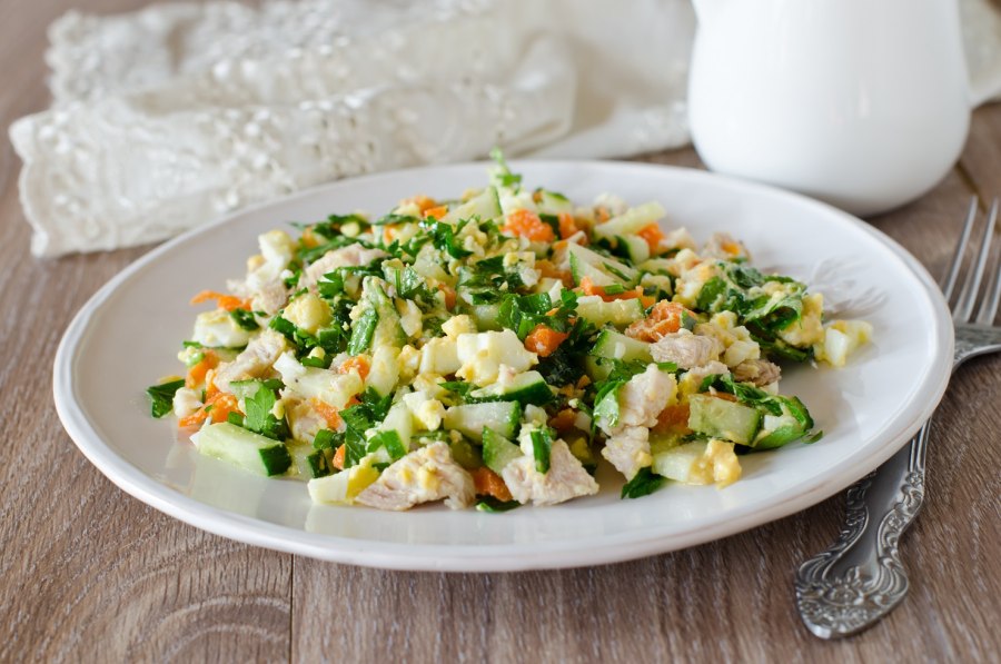 Салат с куриной грудкой и огурцом