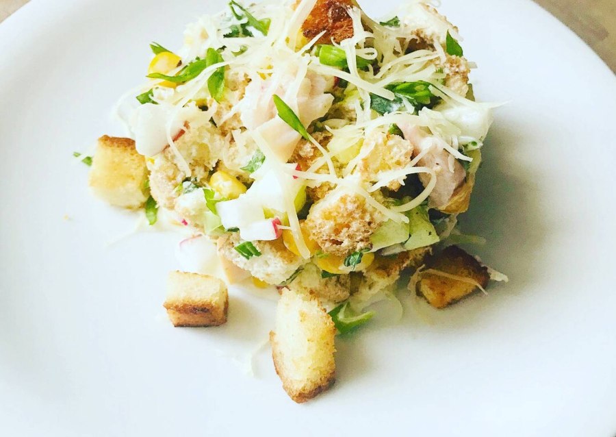 Салат с фасолью и сухариками и огурцом свежим