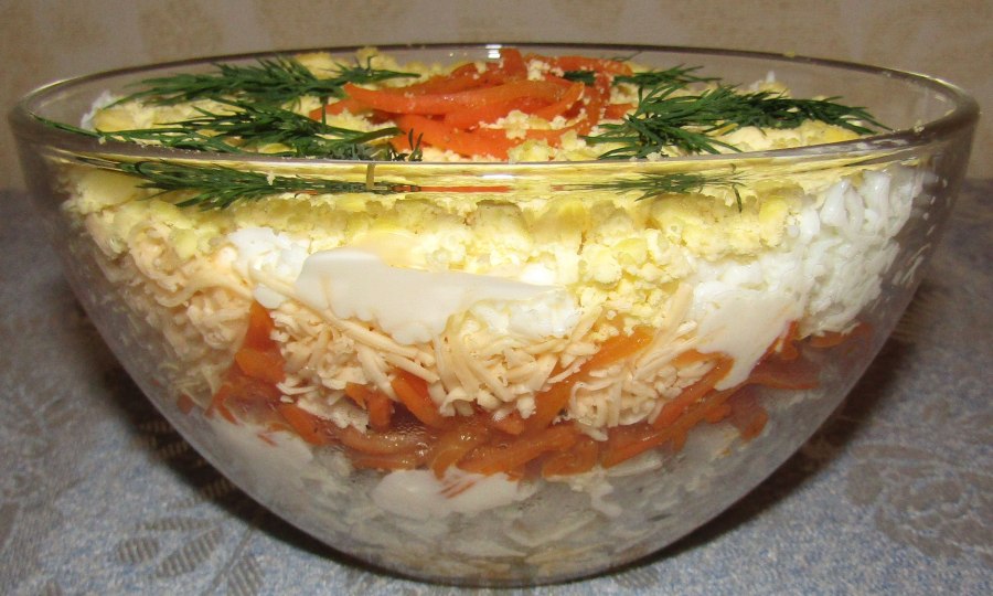 Салат с копченой курицей и макаронами
